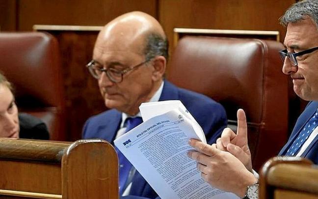El portavoz del PNV en el Congreso, Aitor Esteban, con dos de sus compañeros, Mikel Legarda e Idoia Sagastizabal.