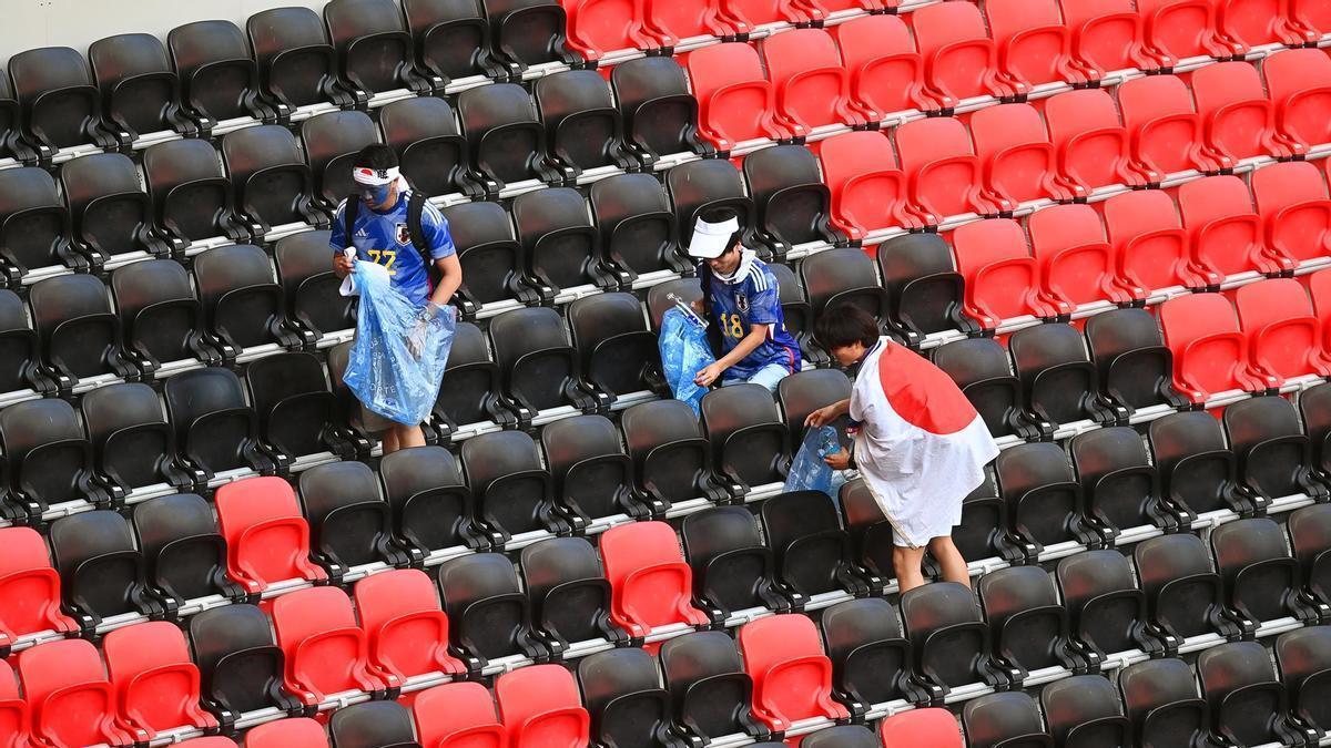 Los hinchas japoneses, tras el partido.