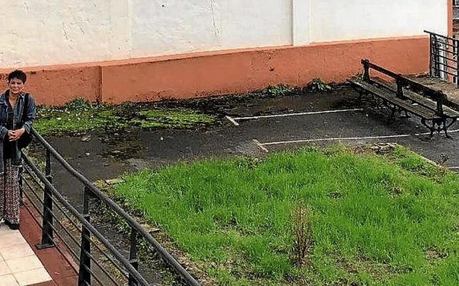 La edil Patricia Borinaga junto al parque de Etxaburueta. | FOTO: N.G.