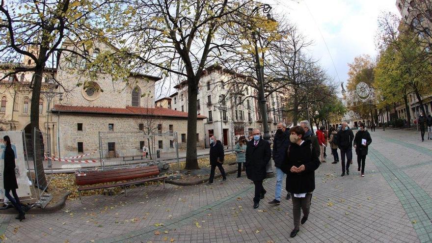 Miembros de la Comisión de Urbanismo del Ayuntamiento de Pamplona, visitando el 17 de noviembre las catas de arbolado en Sarasate para determinar una posible reurbanización del paseo.