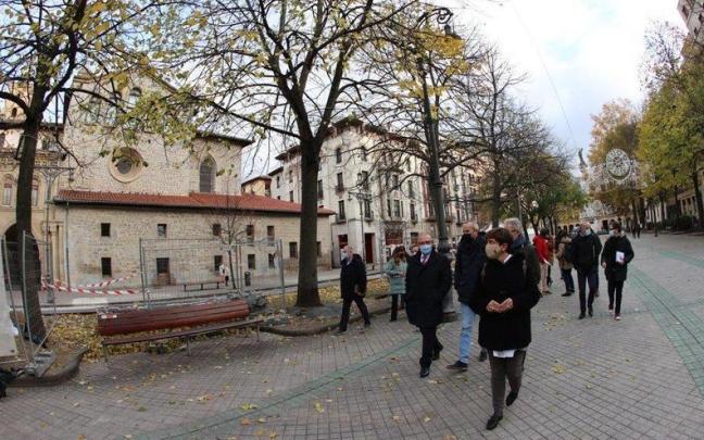 Miembros de la Comisión de Urbanismo del Ayuntamiento de Pamplona, visitando el 17 de noviembre las catas de arbolado en Sarasate para determinar una posible reurbanización del paseo.