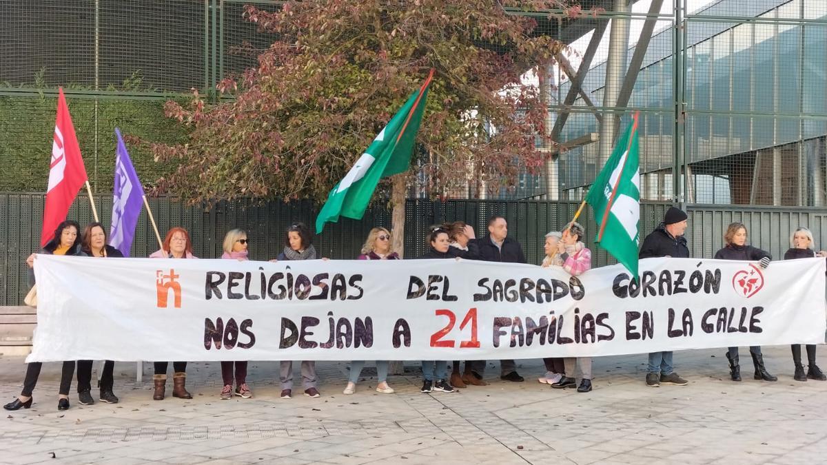 Protesta de las empleadas en la mañana de este jueves.