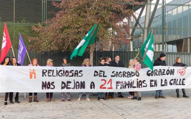 Protesta de las empleadas en la ma&ntilde;ana de este jueves.