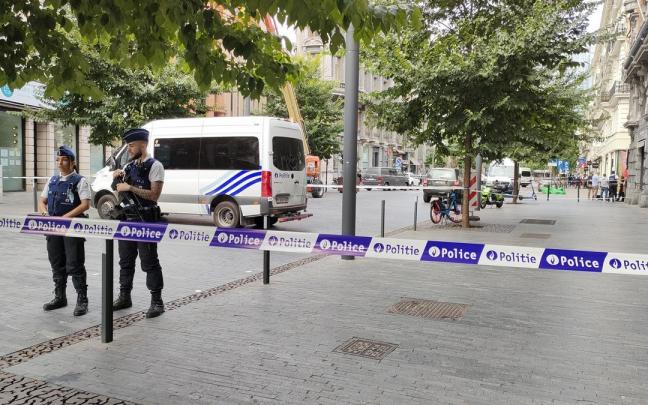 Dos policías en la zona del atropello. Dos policías en la zona del atropello.