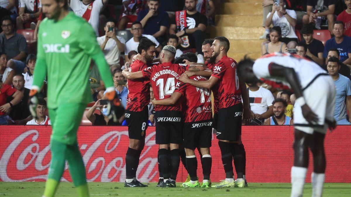 Los jugadores del Mallorca celebran el gol del coreano Kang-In Lee, el segundo gol de su equipo ante el Rayo Vallecano