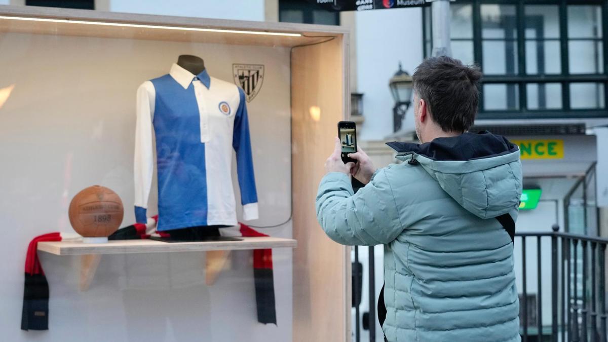 Lehena, la primera camisola con escudo del Athletic, la azul y blanca de 1902