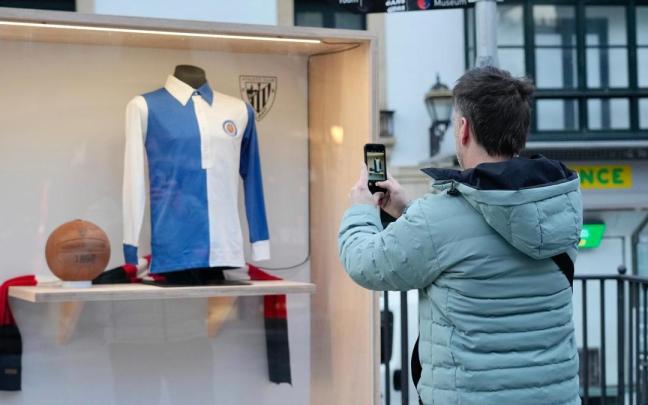 Lehena, la primera camisola con escudo del Athletic, la azul y blanca de 1902