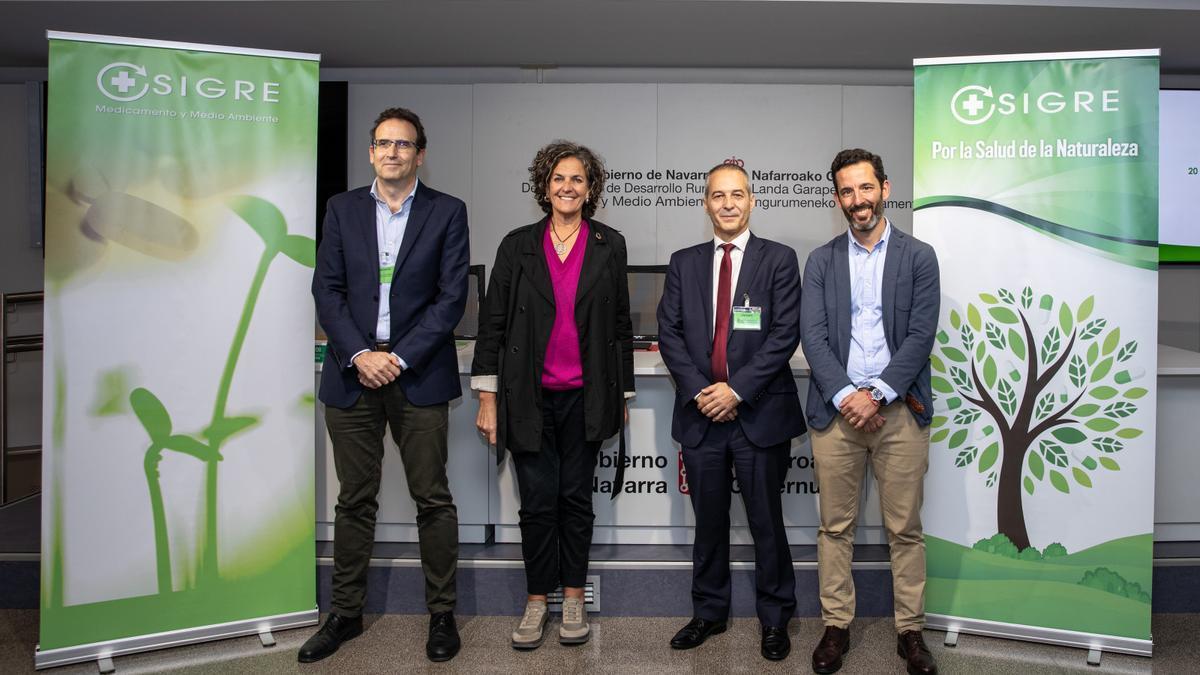 Antonio López, Itziar Gómez, Miguel Vega y Juan Muga, secretario del colegio de farmacéuticos, en el acto celebrado con motivo de los 20 años de la implantación de los Puntos SIGRE en Navarra.