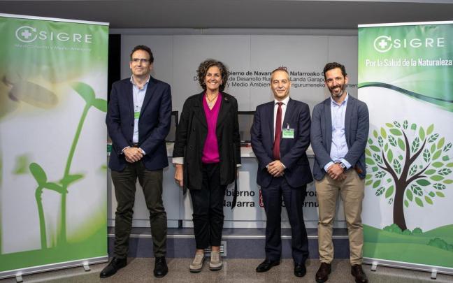 Antonio López, Itziar Gómez, Miguel Vega y Juan Muga, secretario del colegio de farmacéuticos, en el acto celebrado con motivo de los 20 años de la implantación de los Puntos SIGRE en Navarra. Antonio López, Itziar Gómez, Miguel Vega y Juan Muga, secretario del colegio de farmacéuticos, en el acto celebrado con motivo de los 20 años de la implantación de los Puntos SIGRE en Navarra.