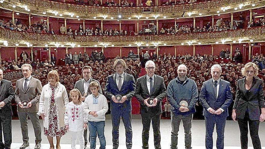 Los galardonados, ayer, con los premios de reconocimiento a su labor otorgados por la Fundación Sabino Arana, que se entregaron en el escenario del Teatro Arriaga.