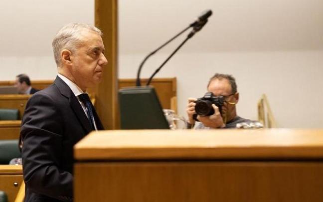 El lehendakari sube antes de tomar la palabra en el pleno de control al Gobierno en el Parlamento Vasco.