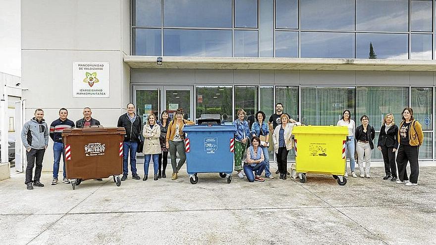 Representantes de los centros escolares y de la Mancomunidad de Valdizarbe. | FOTO: CEDIDA