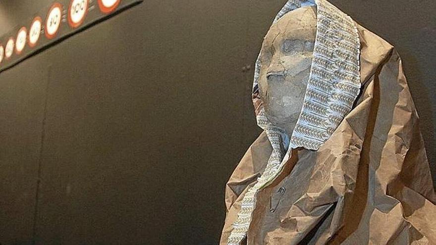 Cartón que crea esculturas