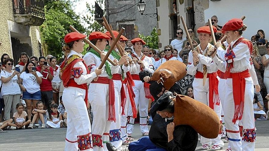 Expectación de pequeños y mayores en lo bailes.