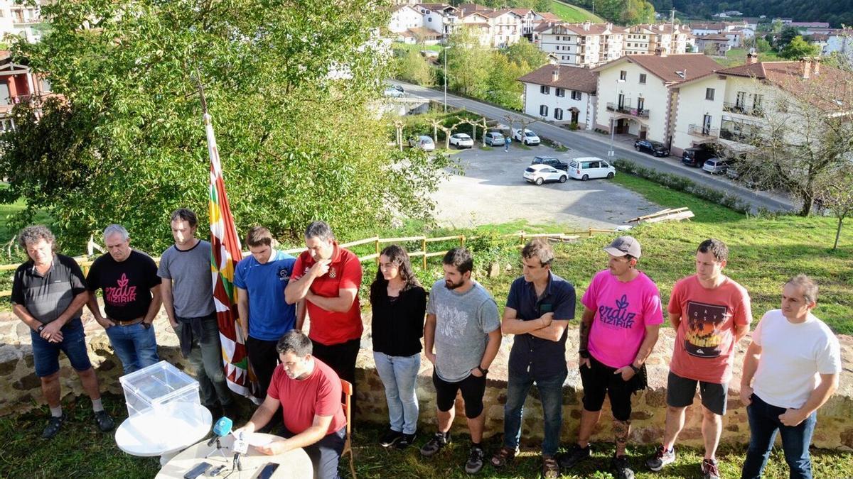 Baztango hainbat herritako alkatek galdeketen berri emateko egindako agerraldia.