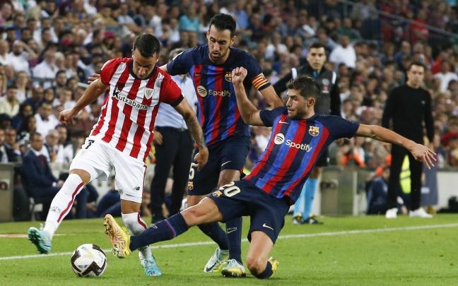 Alex Berenguer recibe la presión de Sergio Busquets y Sergi Roberto en el Campo Nou. Alex Berenguer recibe la presión de Sergio Busquets y Sergi Roberto en el Campo Nou.