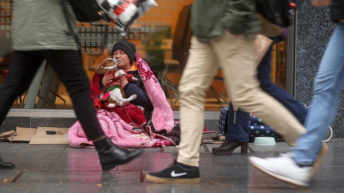 Daniela Lakuzna con su perrita Sonia frente al Banco Sabadell en Gran Vía.