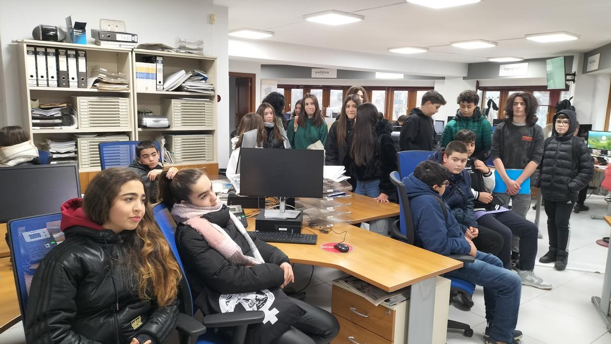 Alumnos de DBH 2ºB de Ekialdea en la redacción de DNA.