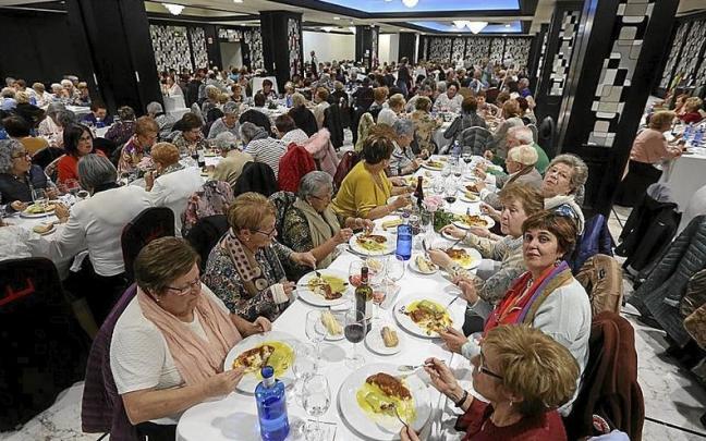 Las reuniones gastronómicas generan tensiones en las personas con trastornos alimentarios. Las reuniones gastronómicas generan tensiones en las personas con trastornos alimentarios.