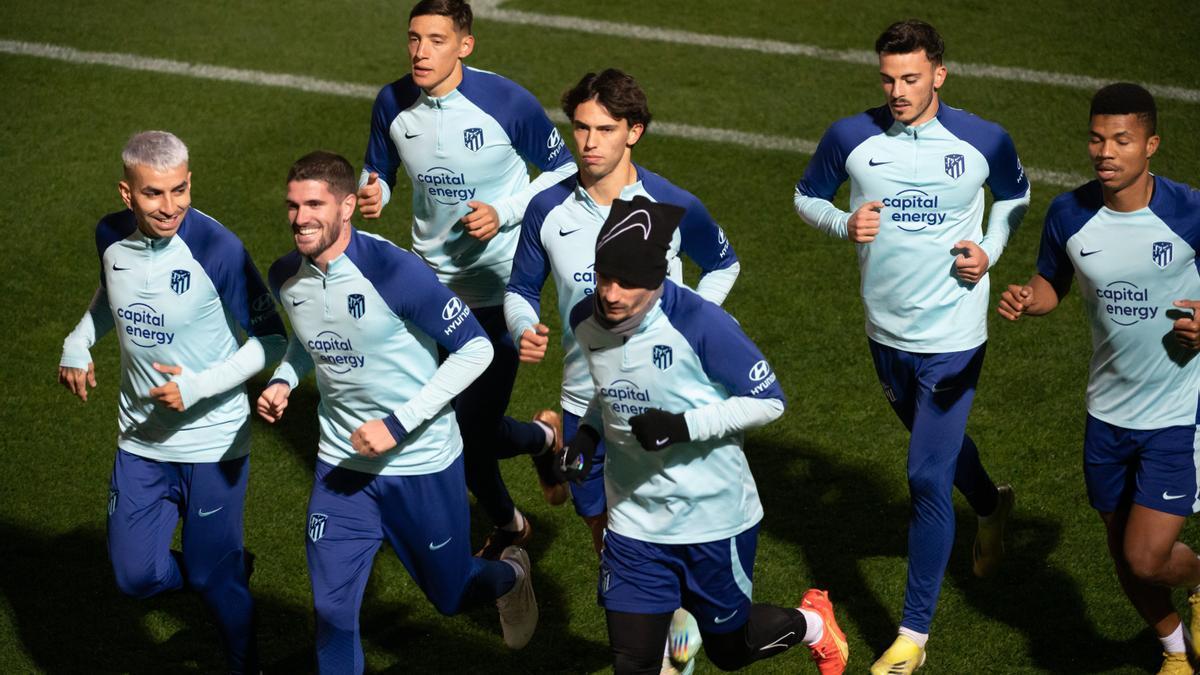 Los jugadores del Atlético de Madrid, con Griezmann cubierto con un gorro, este sábado en el entrenamiento previo al choque ante el Barça.