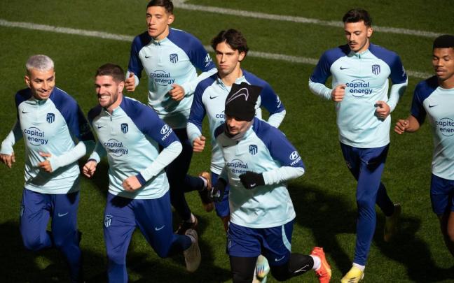 Los jugadores del Atlético de Madrid, con Griezmann cubierto con un gorro, este sábado en el entrenamiento previo al choque ante el Barça. Los jugadores del Atlético de Madrid, con Griezmann cubierto con un gorro, este sábado en el entrenamiento previo al choque ante el Barça.
