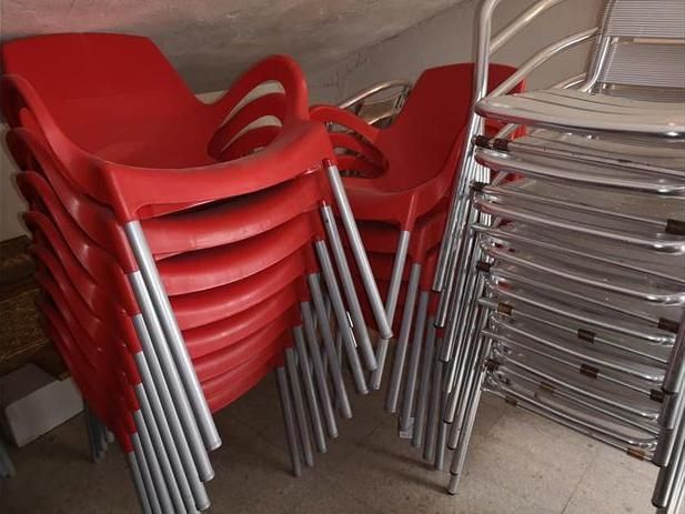 Mesas y sillas de bar vendidos en Marketplace.