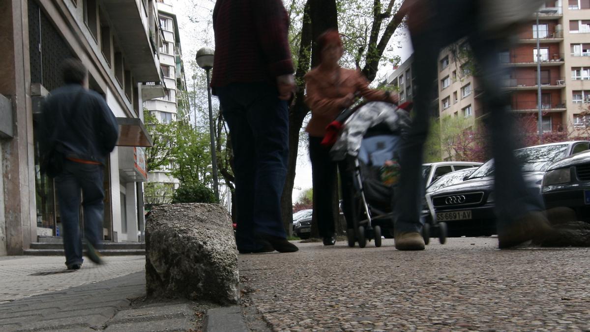 Varias personas en la calle Isabel II de Donostia