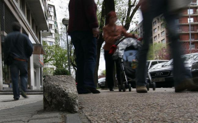 Varias personas en la calle Isabel II de Donostia