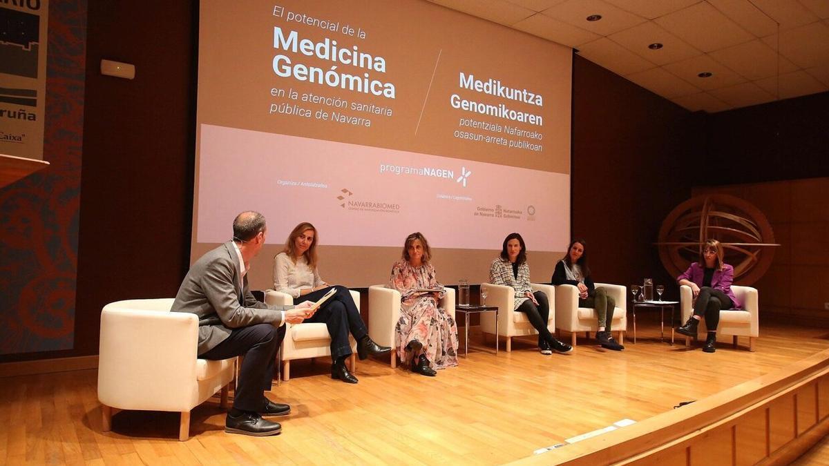 Los pacientes y expertos, en la mesa redonda en el Planetario de Pamplona