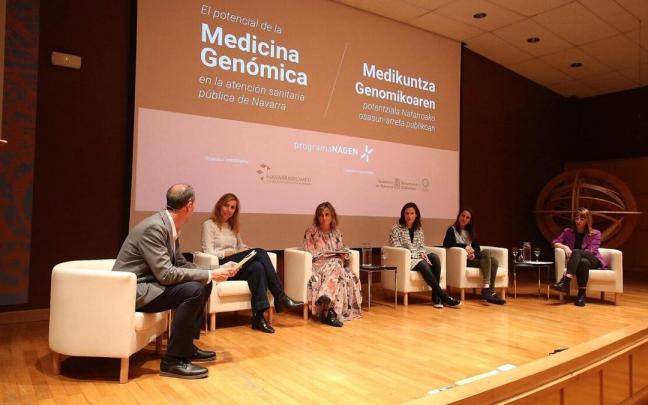 Los pacientes y expertos, en la mesa redonda en el Planetario de Pamplona Los pacientes y expertos, en la mesa redonda en el Planetario de Pamplona