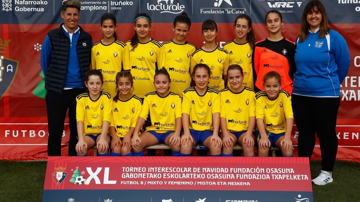 Plantilla del equipo femenino de Luis Amigó: Iturri, Ojer, Sanmiguel, Rípodas, Ojer, Cabrerizo, Vives, Lafraya, Larraya, Urzainqui, Izco, Sánchez y las entrenadoras Marta Álvarez y Tania Sola.