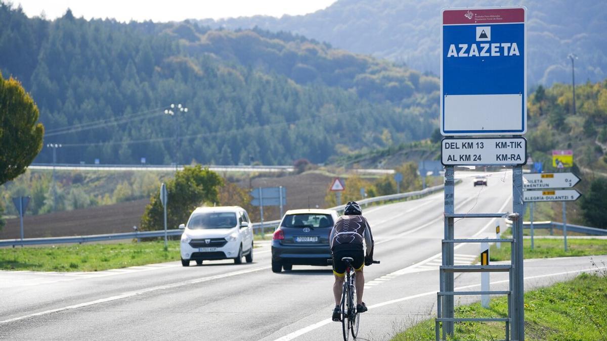 Cartel de Azazeta con los montes de fondo