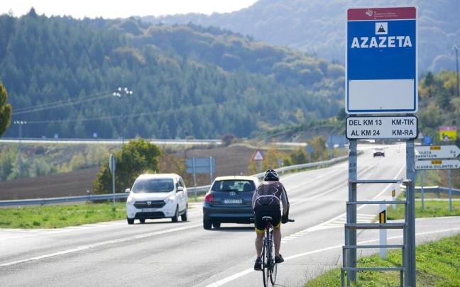 Cartel de Azazeta con los montes de fondo Cartel de Azazeta con los montes de fondo