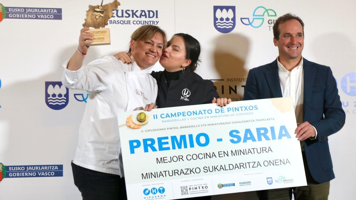 Las responsables del restaurante Mika de Hondarribia, que ha ganado el premio a Mejor Cocina en Miniatura, con el director foral de Turismo, Iker Goiria