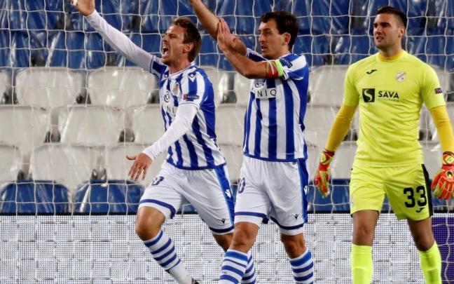 Monreal y Oyarzabal reclaman una acción al árbitro en el partido Rea Sociedad - Rijeka, de la quinta jornada de la fase de grupos de la Liga Europa Monreal y Oyarzabal reclaman una acción al árbitro en el partido Rea Sociedad - Rijeka, de la quinta jornada de la fase de grupos de la Liga Europa