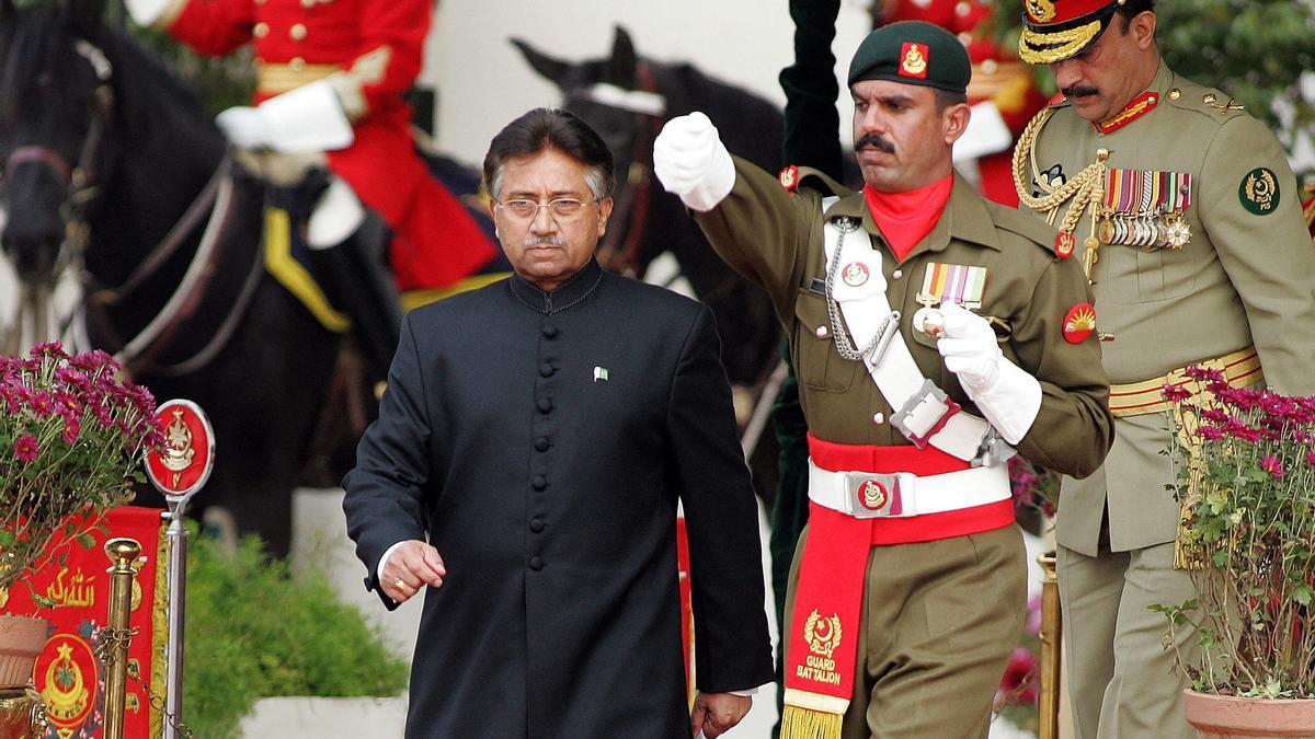Musharraf llegó al poder en 1999 tras un golpe de Estado contra el exprimer ministro Nawaz Sharif.