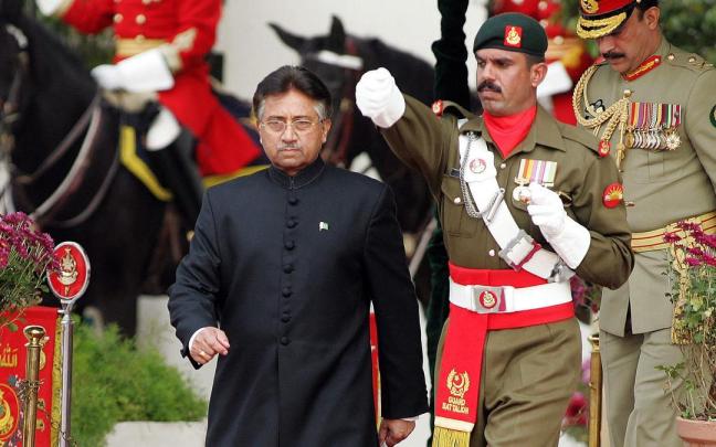 Musharraf llegó al poder en 1999 tras un golpe de Estado contra el exprimer ministro Nawaz Sharif. Musharraf llegó al poder en 1999 tras un golpe de Estado contra el exprimer ministro Nawaz Sharif.