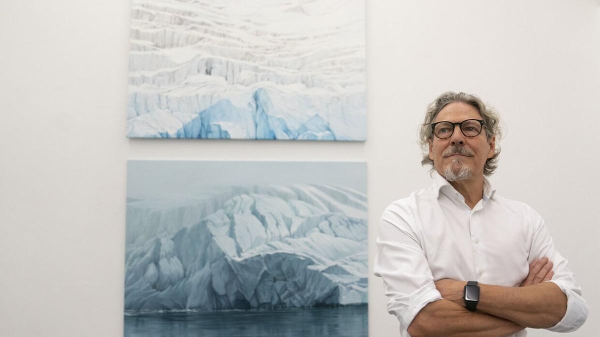 El artista Juan Mari Lazkano, con dos de sus obras