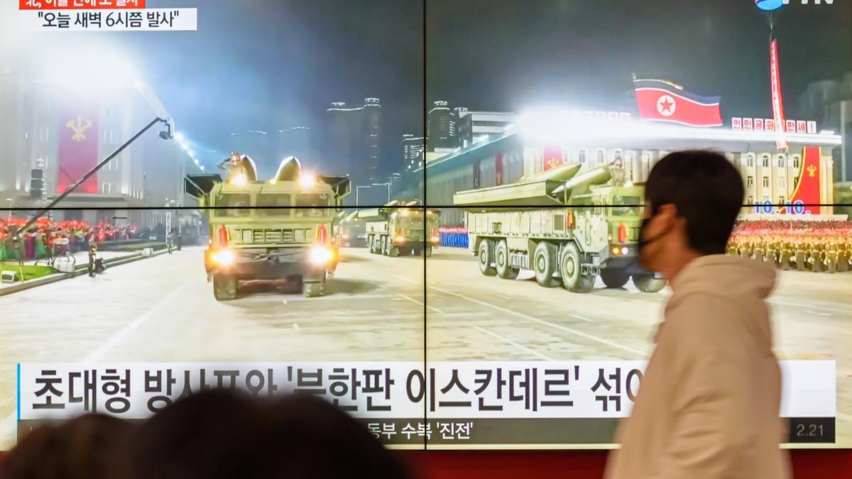 Un programa de noticias informa sobre el lanzamiento de misiles de Corea del Norte con imágenes de archivo, en Seúl.