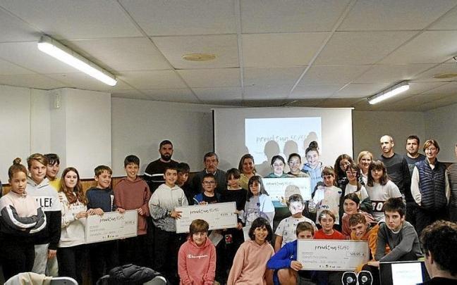 Sari-ematea ikastetxeetako ordezkariei, Udaletako eta Foru Aldundiko ordezkariekin. | ARGAZKIA: N.G.