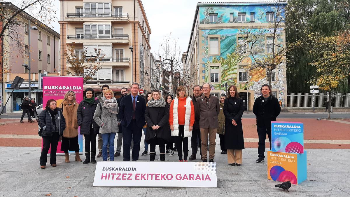 La consejera de Relaciones Ciudadanas, Ana Ollo, junto al consejero de Cultura y Política Lingüística del Gobierno Vasco, Bingen Zupiria, además del presidente de Topagunea, Kike Amonarriz, y la coordinadora del programa, Goiatz