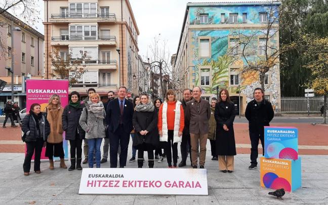 La consejera de Relaciones Ciudadanas, Ana Ollo, junto al consejero de Cultura y Política Lingüística del Gobierno Vasco, Bingen Zupiria, además del presidente de Topagunea, Kike Amonarriz, y la coordinadora del programa, Goiatz La consejera de Relaciones Ciudadanas, Ana Ollo, junto al consejero de Cultura y Política Lingüística del Gobierno Vasco, Bingen Zupiria, además del presidente de Topagunea, Kike Amonarriz, y la coordinadora del programa, Goiatz