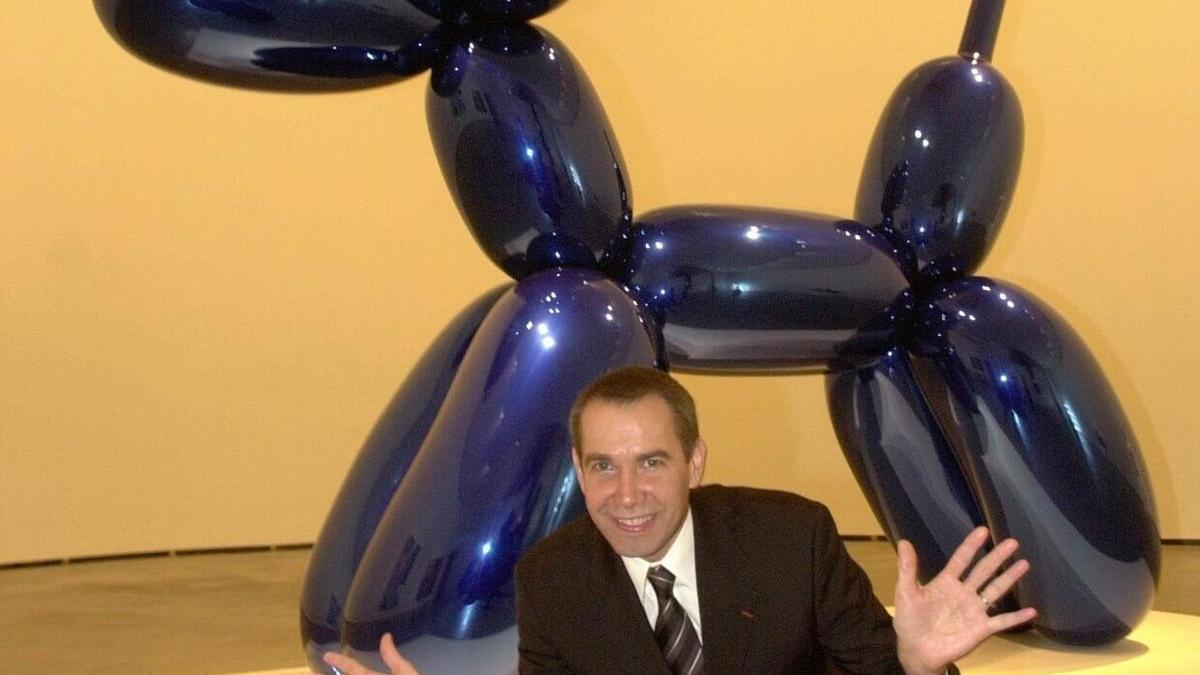 Jeff Koons posa con su 'Balloon Dog' en una imagen de archivo.