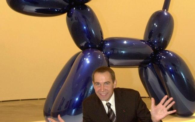 Jeff Koons posa con su 'Balloon Dog' en una imagen de archivo.