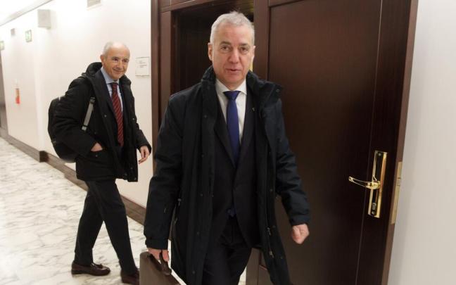 El lehendakari, Iñigo Urkullu, en los pasillos del Parlamento Vasco. El lehendakari, Iñigo Urkullu, en los pasillos del Parlamento Vasco.