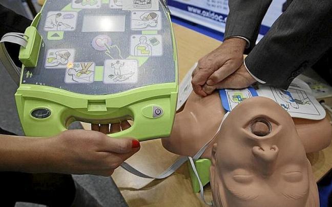Sesión de un curso para aprender a usar un desfibrilador. | FOTO: ZIGOR ALKORTA Sesión de un curso para aprender a usar un desfibrilador. | FOTO: ZIGOR ALKORTA