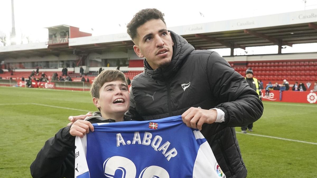 Abqar posa junto al joven aficionado al que entregó su camiseta