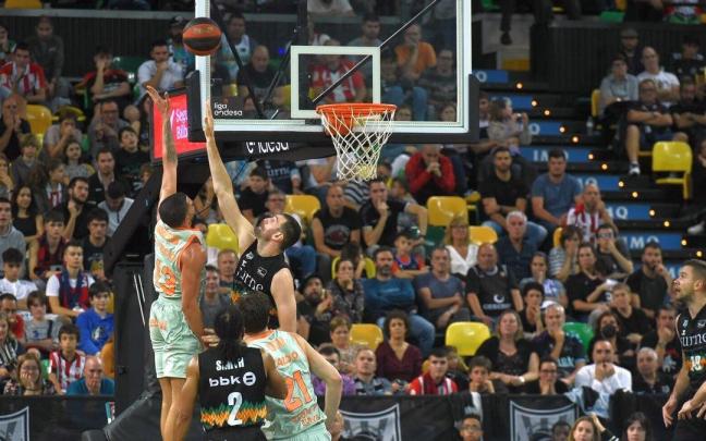 Jeff Withey tapona la penetraci&oacute;n de un rival.