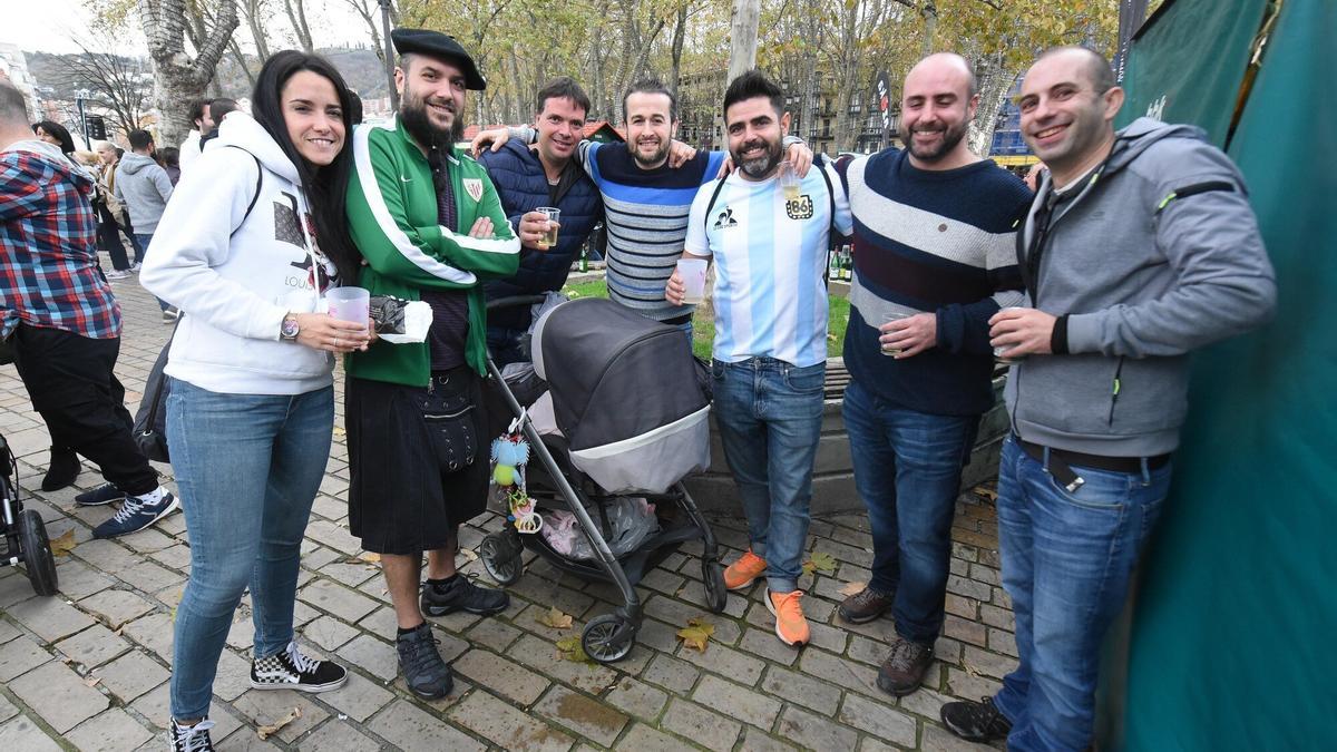 Julen Olabarria y Jon Rozados acudieron con su cuadrilla al mercado de Santo Tomás