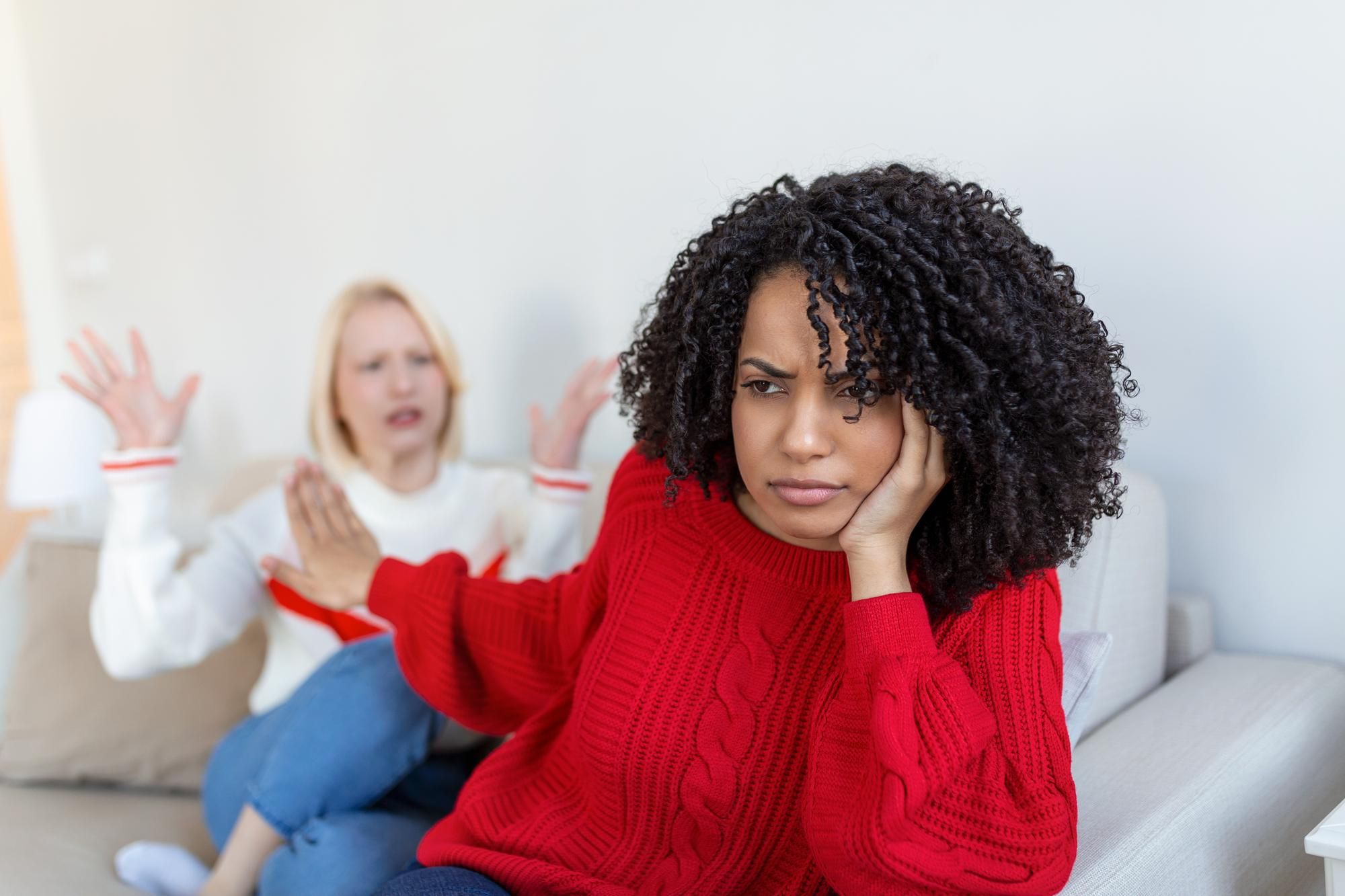 Una mujer no quiere escuchar lo que le dice su amiga.